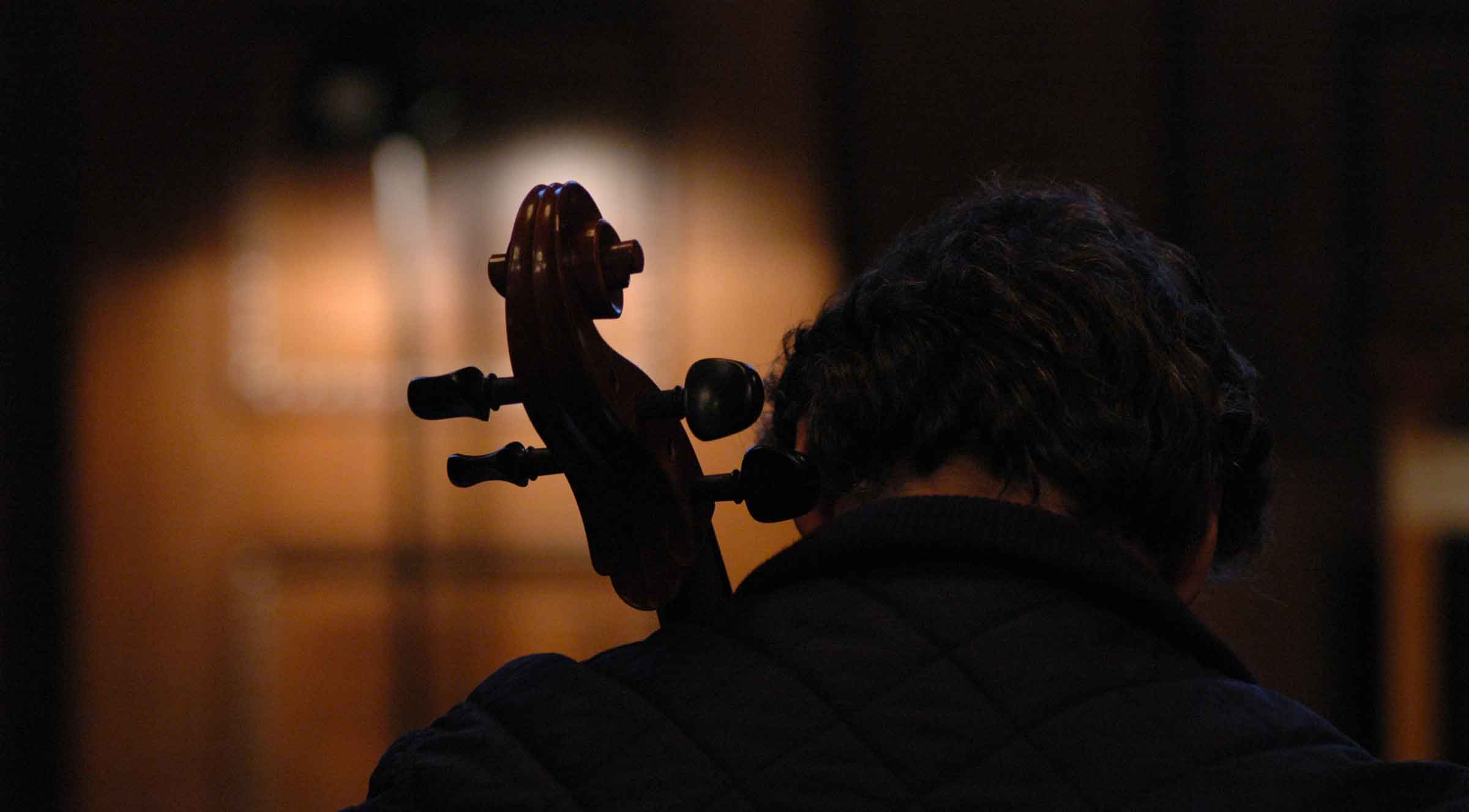 Mann spielt Geige